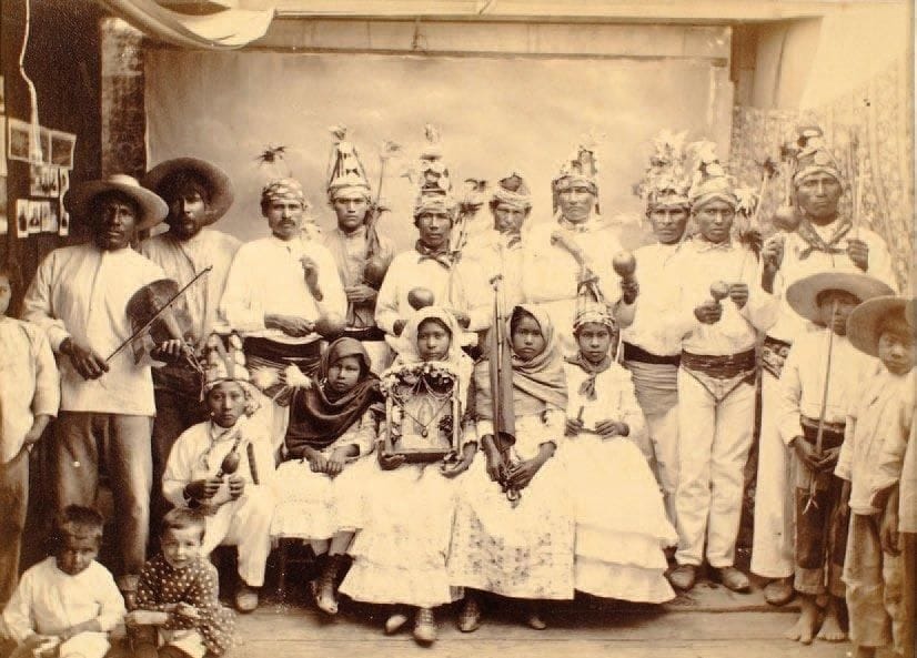 Mexique, c. 1870. Fête religieuse. Epreuve sur papier albuminé, contrecollée sur carton. 14,5 x 19,8 cm. 