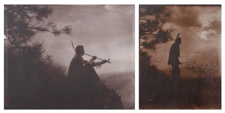 R. H. McKay (Missoula, Montana)
The Sioux Pipe. Dawa. c. 1910. Deux épreuves argentiques d'époque. Timbre à sec du photographe en bas à gauche. Etiquette avec titre manuscrit aux versos. 25,5 x 20 cm. 
