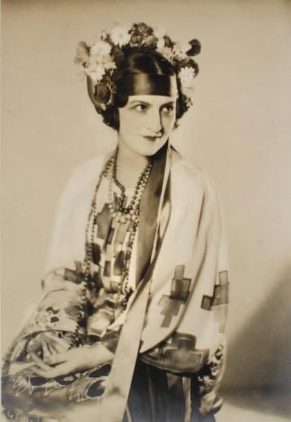 Nicolas Yarovoff
Anna Pavlova (1881-1931), ballerine russe dite "La Pavlova", en costume de scène, c. 1915. Quatre épreuves argentiques d'époque, dont une signée "Nicolas. Rio" dans l'image. Tampon "Nicolas Yarovoff - Artista-Fotografo - Montevideo" sur trois versos. Formats : 17 x 11,5 et 22,5 x 15,7 cm. 