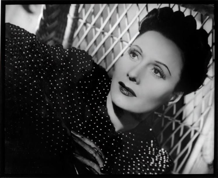 Cinéma français, 1930-1950. Arletty dans Le jour se lève, 1939. Josette Day, 1943. Josette Day et Jean Marais dans L'éternel retour (1943) et La belle et la bête (1946). Jean Marais et María Casares dans Orphée, 1950. Sept épreuves argentiques d'époque, par Raymond Voinquel, Roger Corbeau et Aldo Graziati. Formats : de 22,5 x 16,5 à 29,5 x 21,5 cm. On joint un exemplaire de L'hommage des 3èmes Grands Prix de la photographie de cinéma - Raymond Voinquel. 