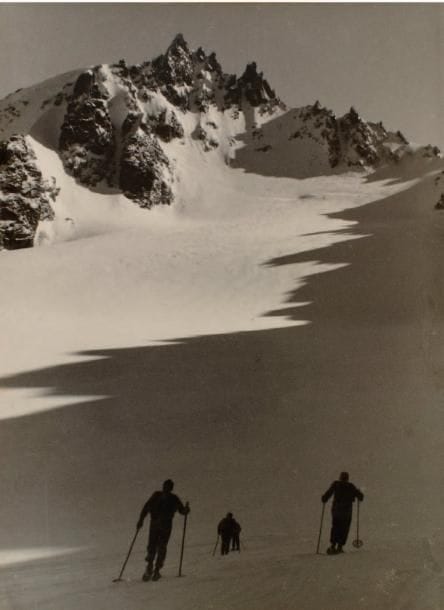 Paul Wolff (1887-1951)
Skieurs et ombres (Skiwanderer), 1933. Epreuve argentique d'époque. Tampon du Dr Paul Wolff avec numéro de référence et tampon "Linden Verlag - München" au verso. 23,5 x 17,3 cm. 