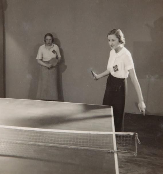 George Hoyningen-Huene (1900-1968)
Modèles pour vêtements de ping-pong, 1933. Sept épreuves argentiques d'époque, contrecollées sur cartons. Timbre à sec Vogue Studio Paris sur les supports (2), annotations G. H. H. 1933 sous l'image et tampon Editions Condé Nast aux versos. Format moyen : 11,5 x 11,5 cm. 