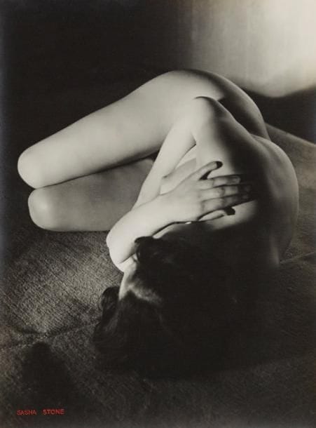 Sasha Stone (1895-1940)
Femmes. Etude n° 12. 1933. Epreuve argentique d'époque, signée à l'encre rouge en bas à gauche. Tampon "Copyright Stone - Bruxelles" au verso avec la référence manuscrite 33524. 39,3 x 29,3 cm. Bibliographie : Collection d'études photographiques du corps humain, N°1, Femmes - 20 planches de Sasha Stone, Editions Arts et Métiers Graphiques, Paris, 1933. Folkwang Nishen, Sasha Stone. Fotografi en 1925-1939, Herausgegeben Von Eckhardt, Köln, 1990. 