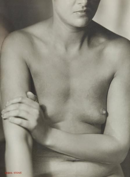 Sasha Stone (1895-1940)
Femmes. Etude n° 13. 1933. Epreuve argentique d'époque, signée à l'encre rouge en bas à gauche. Tampon "Copyright Stone - Bruxelles" au verso avec la référence manuscrite 33959. 39,3 x 29,3 cm. 