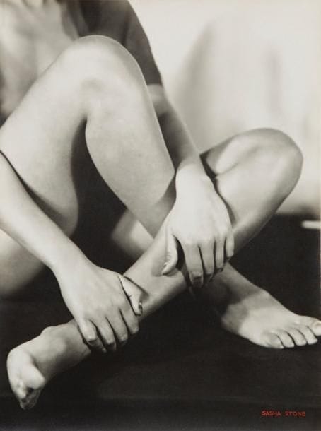 Sasha Stone (1895-1940)
Femmes. Etude n° 14. 1933. Epreuve argentique d'époque, signée à l'encre rouge en bas à droite. Tampon "Copyright Stone - Bruxelles" au verso avec la référence manuscrite 32992. 39,3 x 29,3 cm. 