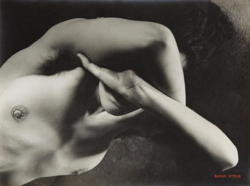 Sasha Stone (1895-1940)
Femmes. Etude de nu. 1933. Epreuve argentique d'époque, signée à l'encre rouge en bas à droite. Tampon "Copyright Stone - Bruxelles" au verso avec la référence manuscrite 33536. 29,5 x 39,3 cm. 