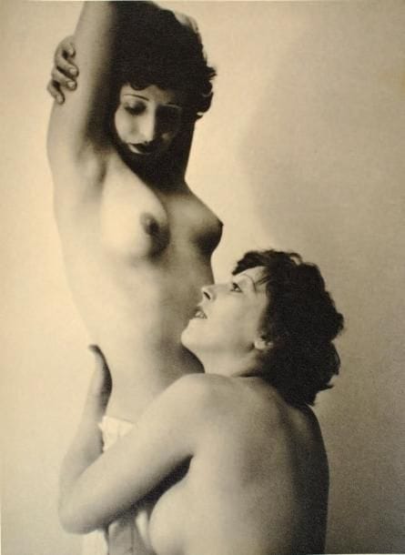 Heinz Von Perckhammer (1895-1965)
Couple de femmes nues. Nu féminin dans les dunes. c. 1930. Deux épreuves argentiques d'époque. Tampons "Copyright / Photo-Art-Studio H. v. Perckhammer" et numéros de référence aux versos. 23,5 x 17,5 cm avec les marges. 