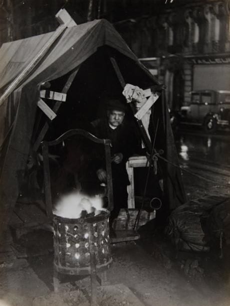 Brassaï (Gyula Halasz, dit)
Paris secret [travailleur de nuit], c. 1935. Epreuve argentique d'époque. Tampon "Photo Brassaï - Copyright by Gyula Halasz - 74, rue de la Glacière" au verso. 23," x 17,2 cm. 