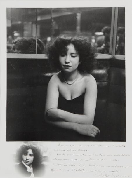 Robert Doisneau (1912-1994)
Mademoiselle Anita, au cabaret La Boule Rouge, rue de Lappe. Paris, octobre 1951. Epreuve argentique (c. 1980), signée et dédicacée dans la marge inférieure : "Avec sa veste elle avait l'air bien sage d'une petite vendeuse qui va danser. Dès les premières notes de l'accordéon aux dents blanches elle est devenue cette étrange fleur de bal musette. Cueillie en 1951 à la Boule rouge rue de Lappe, je vous offre cette fleur Elisabeth avec toute mon amitié.". 40 x 30 cm avec les marges. Cette image est née de la collaboration entre Robert Doisneau et Robert Giraud sur les "Personnages de la nuit" entre 1949 et 1955, sorte de chronique de leurs virées nocturnes dans le Paris populaire. 