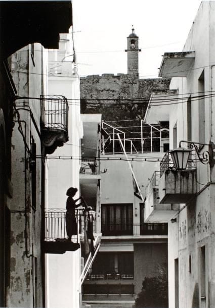 Willy Ronis (1910-2009)
Nauplie. Grèce, 1980. Epreuve argentique (c. 1990), signée dans la marge inférieure à droite. 40 x 30 cm avec les marges. 