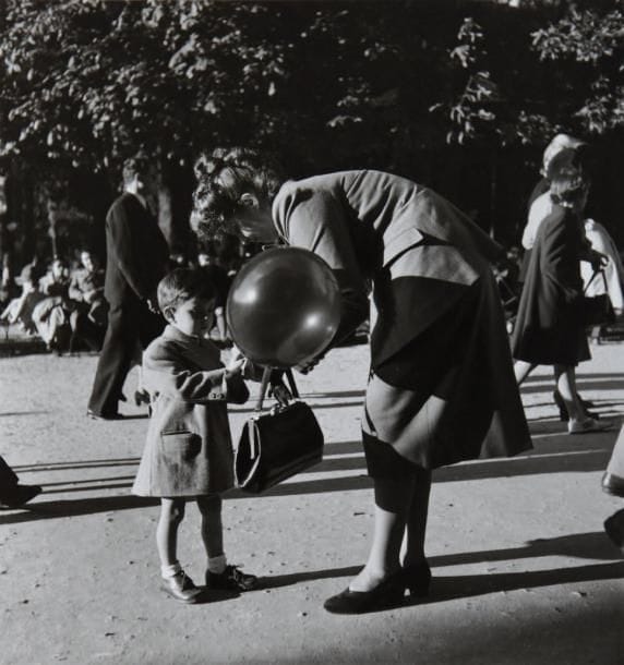 Louis Stettner (né en 1922)
Jardin du Luxembourg. Paris, c. 1950. Epreuve argentique postérieure, numérotée sur 7, titrée, datée et signée à la mine de plomb au verso avec le timbre à sec Louis Stettner dans la marge inférieure à droite. 32 x 28 cm avec les marges. 