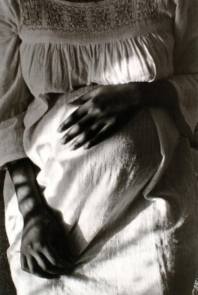 Edouard Boubat (1923-1999)
Femme enceinte. Paris, 1970. Epreuve argentique d'époque. Tampon "Photo E. Boubat - Agence Top" et annotations manuscrites au verso. 24 x 18 cm avec les marges.