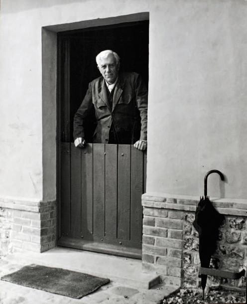 Robert Doisneau (1912-1994)
Georges Braque à Varengeville, 1953. (Le parapluie). Epreuve argentique d'époque, contrecollée sur carton. 60 x 49 cm. Trou de punaise dans l'angle inférieure droit. Braque, Le Point, p. 23. 
