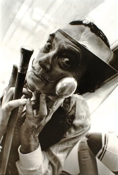 Alain Gaveau
Salvador Dali à l'Hôtel Meurice, 1964. Epreuve argentique postérieure, signée et datée dans la marge inférieure à droite. Tampon du photographe, titre manuscrit et signature au verso. 39 x 30 cm avec les marges. 
