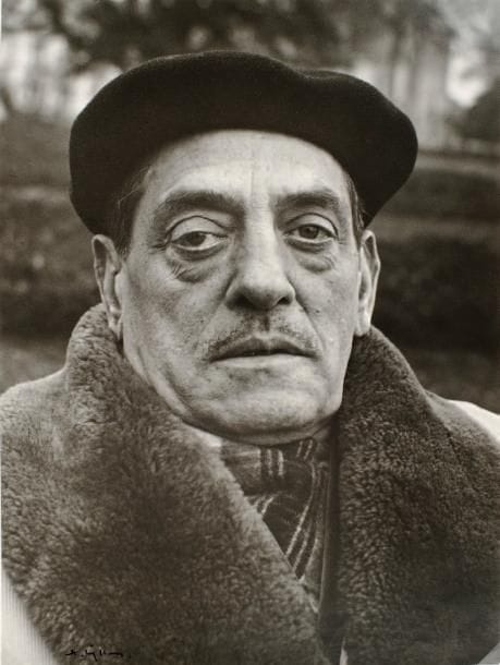 André Villers (né en 1930)
Luis Bunuel, 1963. Epreuve argentique postérieure, signée à l'encre en bas à gauche. Tampon André Villers, titre, date et signature à la mine de plomb au verso. 39,5 x 30 cm. 