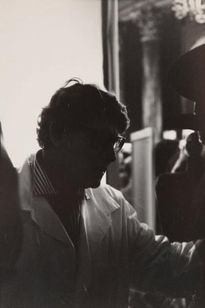 François-Marie Banier (né en 1947)
Yves Saint-Laurent, c. 1990. Epreuve argentique d'époque, signée à l'encre dans la marge inférieure à droite. Dédicace, date et signature à la mine de plomb au verso. 40 x 30 cm avec les marges. 