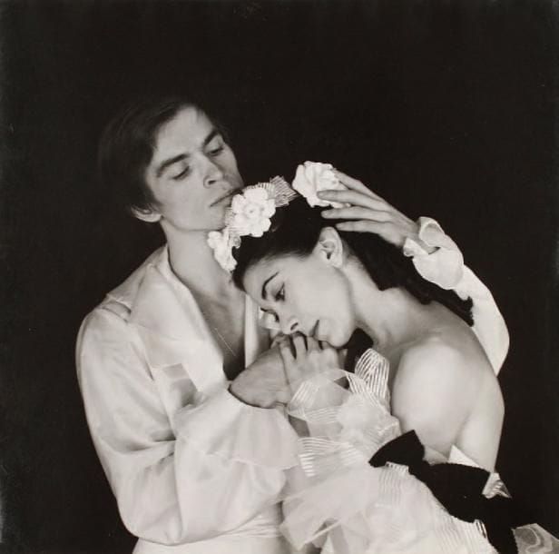 Cecil Beaton (1904-1980)
Rudolf Noureev et Margot Fonteyn, 1963. Epreuve argentique d'époque. Etiquette tapuscrite, tampons et annotations manuscrites au verso. 25 x 25,5 cm. Bibliographie : T. Pepper, R. Strong et P. Conrad, Beaton portraits, National Portrait Gallery, Londres, 2004, ill. 141, p. 223. On joint quatre épreuves argentiques d'époque par R. Faligant (Festival International au Théâtre des Champs Elysées, 1965). 34,5 x 24 et 30 x 40 cm. 