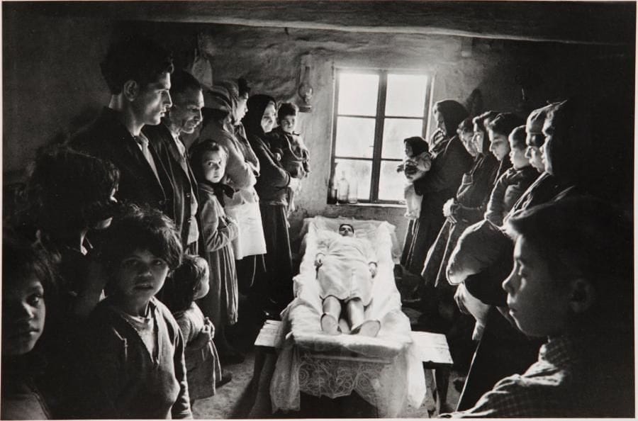 Josef Koudelka (né en 1938)
Czechoslovakia. Jarabina. Gypsies. 1963. Epreuve argentique (1979), signée et dédicacée dans la marge inférieure. Dédicace et date de tirage au verso. 29,5 x 40 cm avec les marges. 