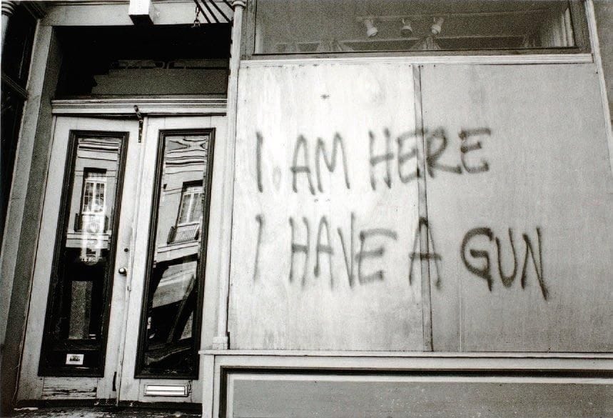 Stanley Greene (né en 1949)
I am here, I have a gun. New Orleans, USA. After Katrina. 2005. Epreuve argentique d'époque. Timbre à sec du photographe dans la marge de droite, titre, date et signature au verso. 24 x 30 cm avec les marges. 