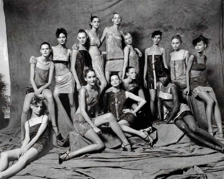 Sante D'Orazio (1956)
Les mannequins Versace. Milan, 1997. Epreuve argentique d'époque. Tampon Sante D'Orazio Studio et annotations manuscrites au verso. 40,5 x 50,5 cm. 