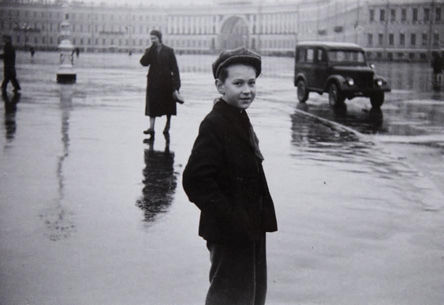 Duane Michals (né en 1932)
Leningrad. 1958. Epreuve argentique (c. 1970), signée, titrée et datée dans la marge inférieure. 20,5 x 25,3 cm avec les marges. 