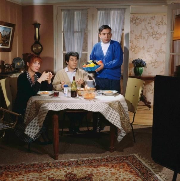 Roberto Battistini (né en 1959)
Les Nuls. La famille Gillet. Histoire(s) de la télévision. Nulle Part Ailleurs, 1990. Epreuve argentique couleurs d'époque (C-print), unique (tirage réalisé en 2004 pour les 20 ans de Canal +). Titre, date, signature et numérotation 1/1 au verso. 100 x 100 cm. 