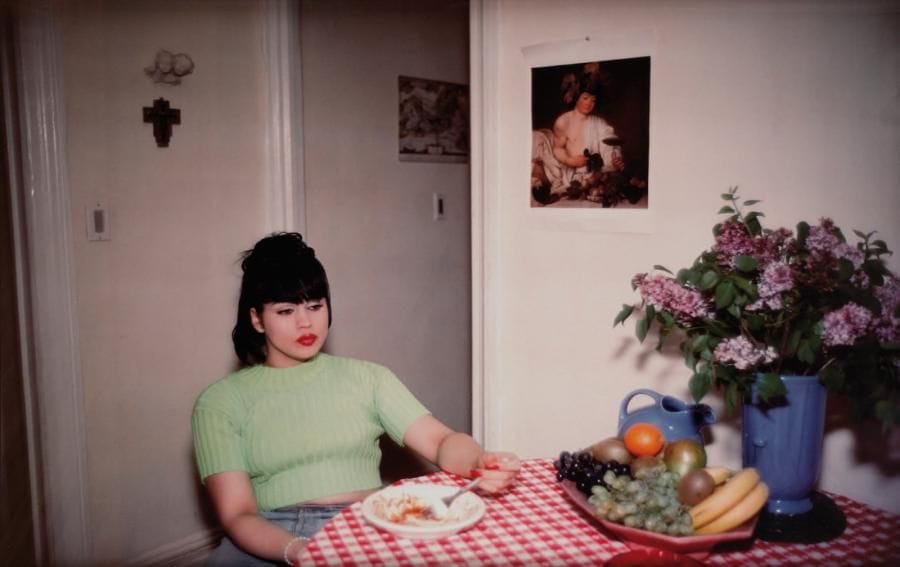Nan Goldin (née en 1953)
Gina at Bruce's dinner Party. New York, 1991. Epreuve cibachrome d'époque, signée, titrée et numérotée à 25 ex. au verso. Etiquette de la Galerie Yvon Lambert au verso de l'encadrement. 69,5 x 101,5 cm (cadre américain). Provenance : Galerie Yvon Lambert. Exposition Nan Goldin, The Golden Years, 21 octobre - 23 décembre 1995. 