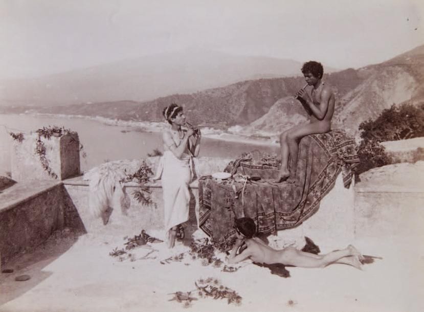Wilhelm Von Gloeden (1856-1931)
Trois enfants sur une terrasse. Taormina, 1902. Deux épreuves sur papier albuminé. Tampon Von Gloeden daté avril 1902 et numéros de référence 74 et 76 aux versos. 16,9 x 22,4 cm. 