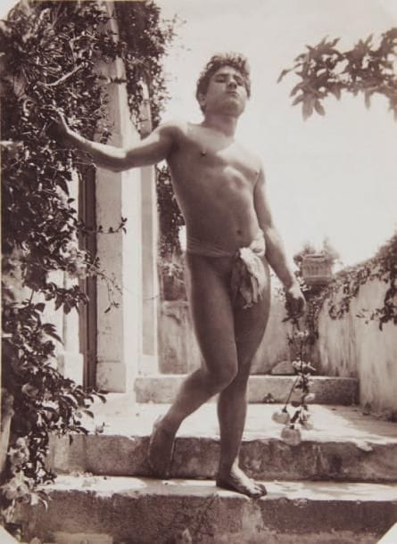 Wilhelm Von Gloeden (1856-1931)
Le jeune homme aux roses. Taormina, 1903. Epreuve argentique d'époque. Tampon Von Gloeden daté 1903 et numéro de référence 762 au verso. 26,2 x 20,2 cm avec les marges. 