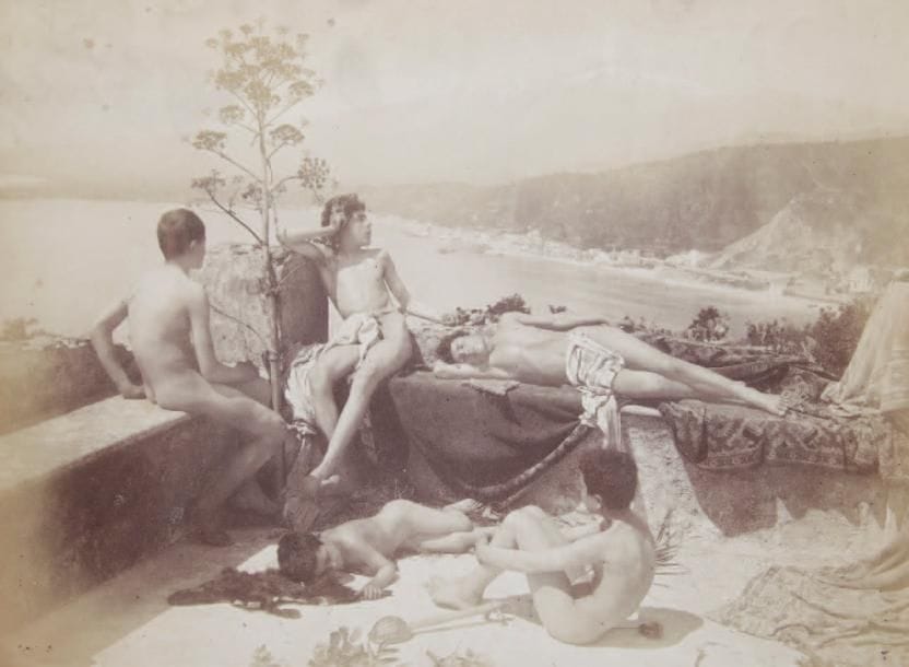 Wilhelm Von Gloeden (1856-1931)
Cinq enfants sur une terrasse. Taormina, 1902. Epreuve argentique d'époque. Tampon Von Gloeden daté 9 avril 1902 et numéro de référence 3 au verso. 31 x 41,3 cm avec les marges. 
