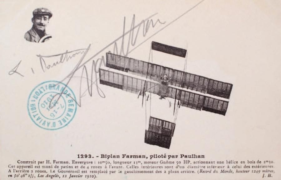 Les pionniers de l'aviation, c. 1909-1914. Archives personnelles de Mathieu Varille (1885-1963). Ballons dirigeables. Monoplans. Biplans. Aviateurs (Latham, Kimmerling, Paulhan, Garros...). Deux albums contenant respectivement 169 et 137 cartes postales anciennes et cartes photos (épreuves argentiques d'époque sur papier carte postale). Quelques tampons d'Associations Aériennes ou de concours de voltige et quelques dédicaces d'aviateurs. Format : 9 x 14 cm. 