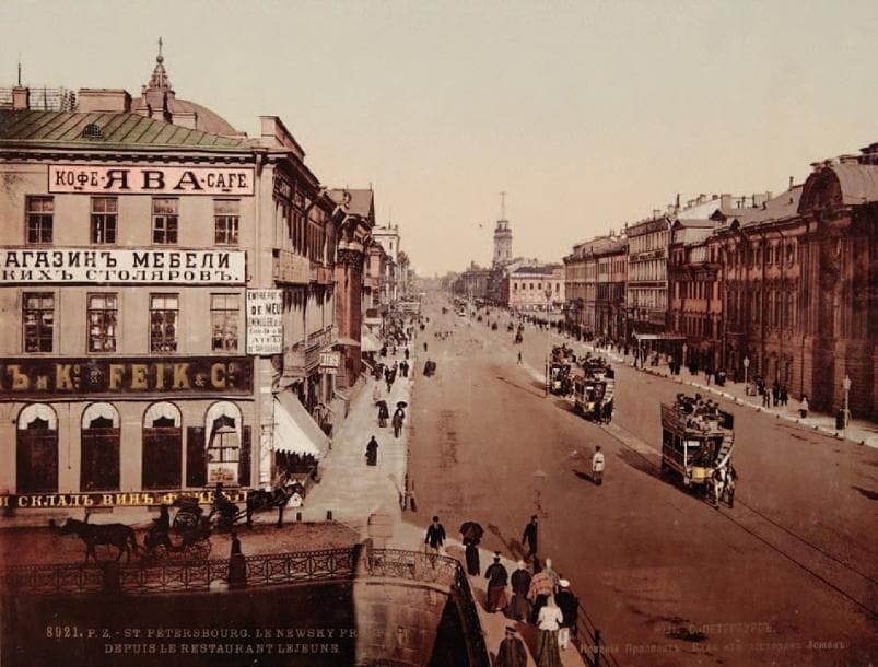 Souvenir de Saint-Pétersbourg, c. 1890. Place Marie. Le Newsky Prospect. La cathédrale de Kasan. Place du Palais. Place du conseil de l'Empire. Place Pierre Le Grand. La colonne Alexandre. La chapelle Alexandre II. Album in-4 oblong, titre en lettres dorées sur le premier plat, contenant 18 photochromes d'époque par P. Z. Légendes en lettres dorées en bas de l'image. Format: 16,4 x 22,3 cm. 