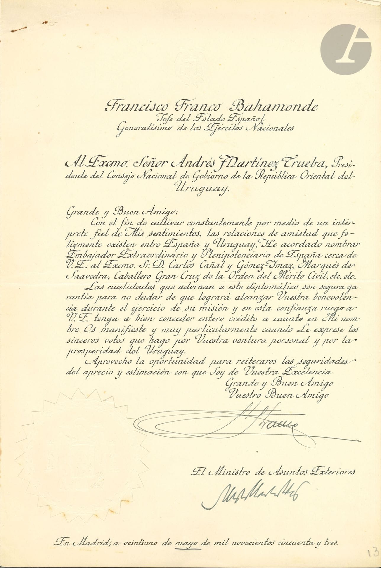 Francisco FRANCO (1892-1975) « Caudillo » d’Espagne. L.S., Madrid 21 mai 1953, à André Martinez Trueba, Président du Conseil national du gouvernement de la République orientale de l’Uruguay ; contresignée par le ministre des Affaires extérieures, Alberto Martin-Atajo ; 1 page in-fol., sceau sous papier, enveloppe ; en espagnol.
Lettres de créance pour l’ambassadeur extraordinaire et plénipotentiaire d’Espagne Don Carlos Cañal y Gómez-Imaz, marquis de Saavedra.