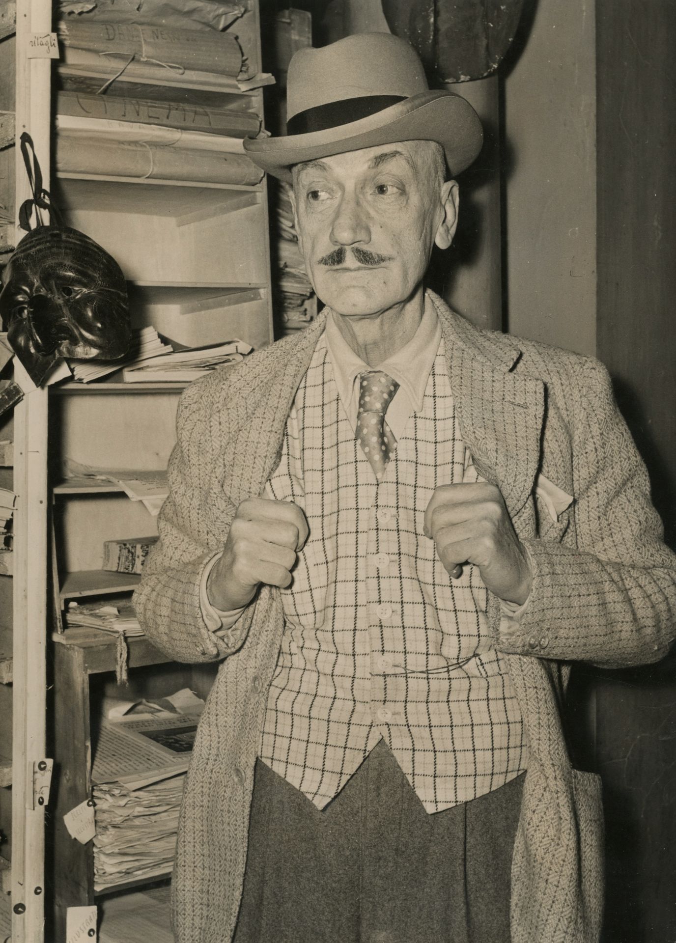 Photographe de presse 
Anton Giulio Bragaglia, 1920-1957. 
Deux épreuves argentiques. Tampons d'agences, annotations manuscrites, dates et indications de recadrage aux versos. 
11,2 x 14,2 et 24 x 18 cm 

Press photographer 
Anton Giulio Bragaglia, 1920-1957. 
Two gelatin silver prints. Press stamps, captions, dates and crop marks on verso. 
11.2 x 14.2 and 24 x 18 cm