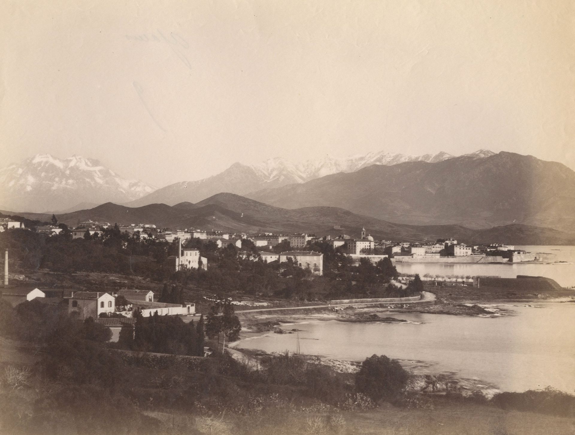 Photographe non identifié
Ajaccio. Corse, c. 1890. 
Épreuve sur papier albuminé. Annotations manuscrites au verso. 
20,9 x 27,2 cm

Unidentified photographer
Ajaccio. Corsica, c. 1890. 
Albumen print. Handwritten annotations on verso. 
20,9 x 27,2 cm