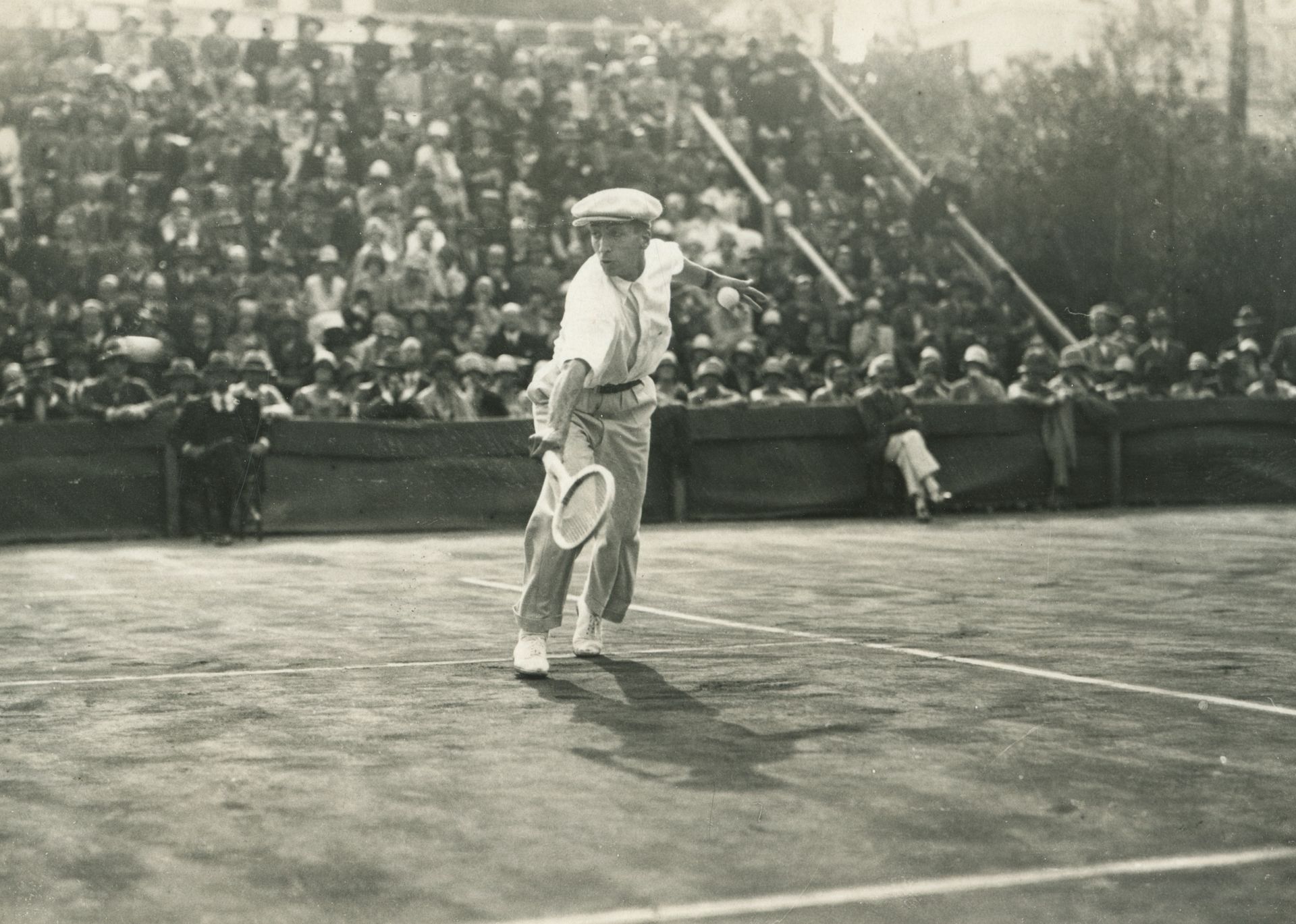 
Romolo del Papa - Charles Delius et divers



Tennis, c. 1927-1933. 



René Lacoste à la Coupe Davis. Henri Cochet à Rome. Umberto de Morpurgo. Loutfalla Wahid. Giorgio De Stefani. Beppe Crocce. 



Huit épreuves argentiques d’époque. Nombreuses légendes, dates sur étiquettes tapuscrites et tampons de photographes et d’agences aux versos.



Format moyen : 13 x 18 cm 





Romolo del Papa - Charles Delius and others



Tennis, c. 1927-1933. 



René Lacoste at the Davis Cup. Henri Cochet in Rome. Umberto de Morpurgo. Loutfalla Wahid. Giorgio De Stefani. Beppe Crocce. 



Eight vintage gelatin silver prints. Several captions, dates on typed labels, press and photographer stamps on verso.



Average size : 13 x 18 cm
