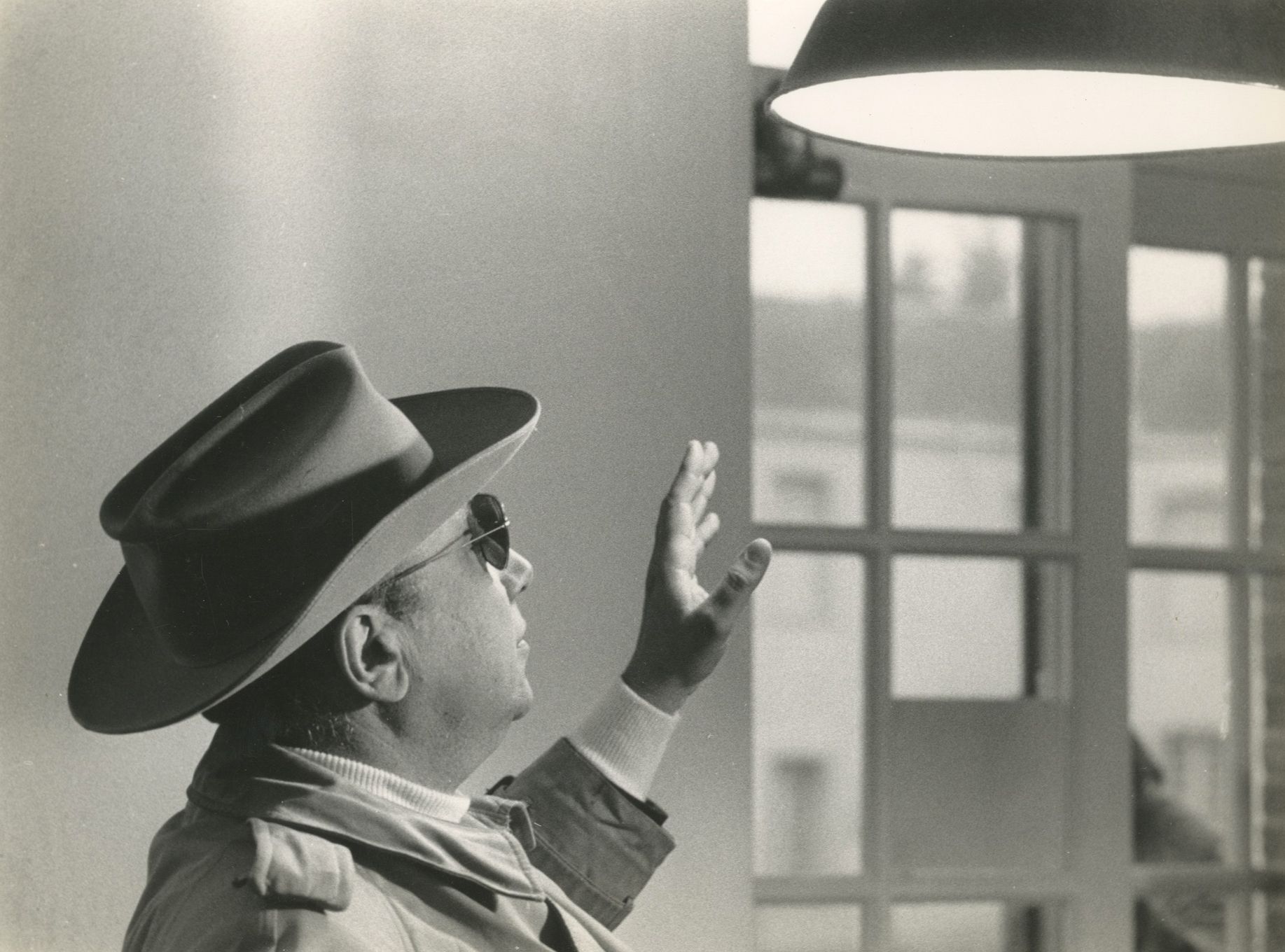 Photographe de plateau
Jean-Pierre Melville sur le tournage du Deuxième Souffle, 1966. 
Épreuve argentique d'époque. Annotations manuscrites et date au verso. 
17,5 x 23,5 cm 

Set photographer
Director Jean-Pierre Melville on the set of Le Deuxième Souffle, 1966. 
Vintage gelatin silver print. Handwritten annotations and date on verso. 
17.5 x 23.5 cm