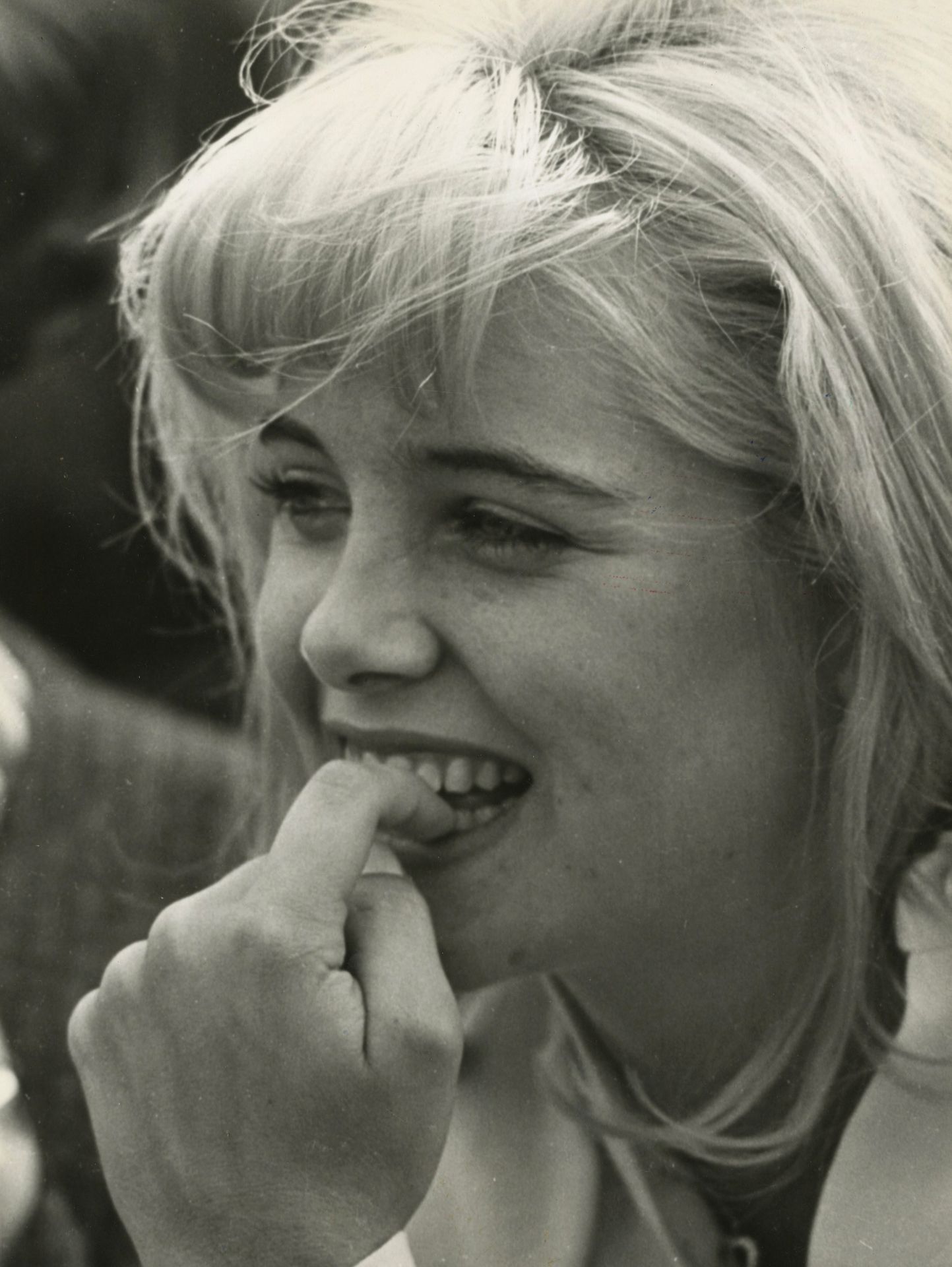 Photographe non identifié 
Sue Lyon dans le film Lolita de Stanley Kubrick, 1962. 
Épreuve argentique d'époque. Tampon de presse, date et légende au verso. 
30 x 22,4 cm 

Unidentified photographer 
Sue Lyon in Stanley Kubrick's movie Lolita, 1962. 
Vintage gelatin silver print. Press stamp, date and caption on verso. 
30 x 22.4 cm