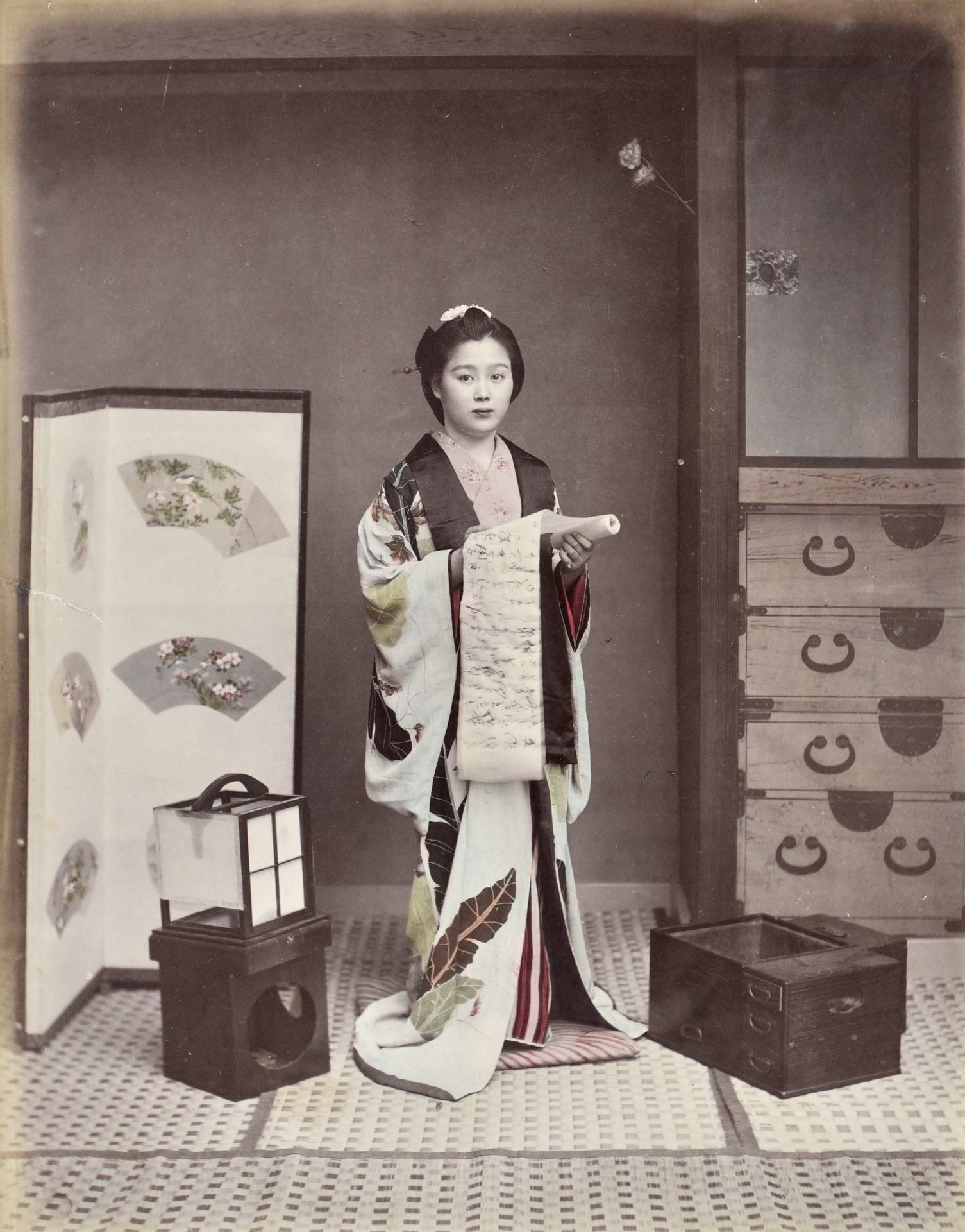 Photographe non identifié 
Japon, c. 1880-1890. 
Jeune femme rédigeant une lettre. 
Épreuve sur papier albuminé, rehaussée de couleurs. 
26,4 x 20,8 cm 

Unidentified photographer 
Japan, c. 1880-1890. 
Young woman writing a letter. 
Albumen print, enhanced with colors. 
26.4 x 20.8 cm
