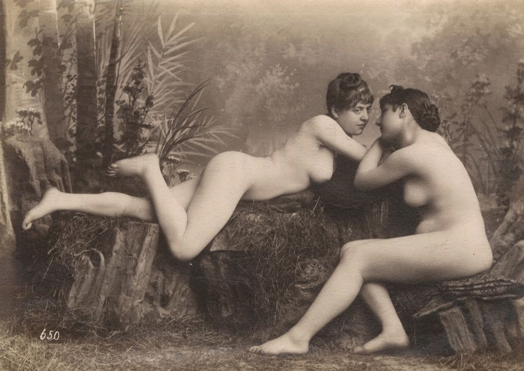 Photographe non identifié
Nus féminins, c. 1890.
Épreuve sur papier albuminé, contrecollée sur papier.
9,6 x 13,3 cm

Unidentified photographer 
Nudes, c. 1890. 
Albumen print, mounted on sheet. 
9.6 x 13.3 cm