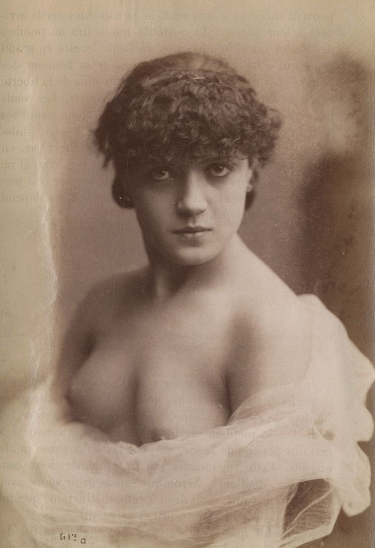 Photographe non identifié 
Nu féminin, c. 1890. 
Épreuve sur papier albuminé, contrecollée sur papier. 
14 x 9,7 cm 

Unidentified photographer 
Nude, c. 1890. 
Albumen print, mounted on sheet. 
14 x 9.7 cm