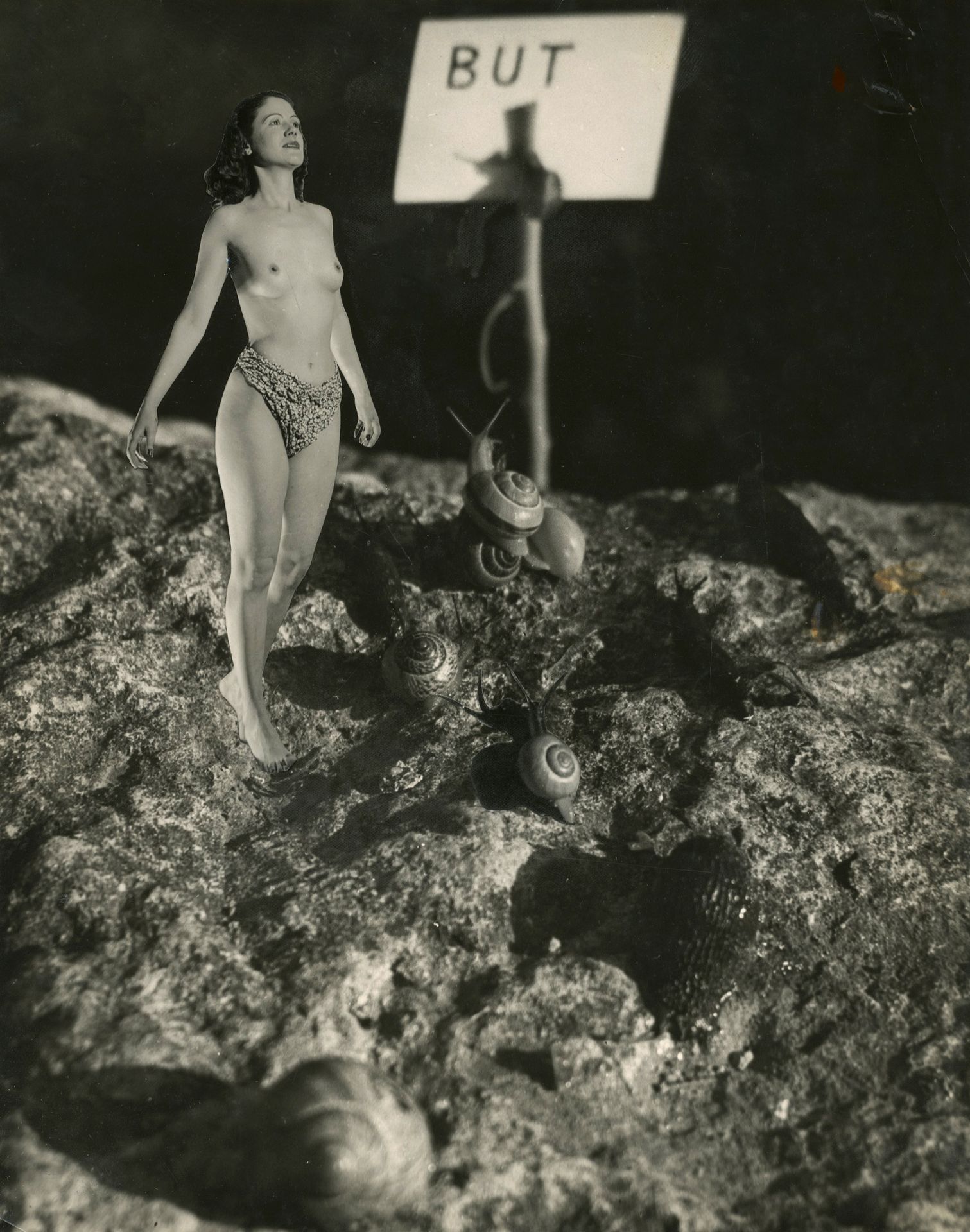 Alex Quinio - Aline Elmerich
Femme aux escargots - photomontage, 1961.
Assemblage d'épreuves argentiques, contrecollées sur une épreuve argentique d'époque. Tampon des photographes et indications de recadrage au verso.
30,3 x 24 cm

Alex Quinio - Aline Elmerich
Photomontage with the woman with snails, 1961.
Collage of gelatin silver prints, mounted on a vintage gelatin silver print. Photographer stamp and crop marks on verso.
30.3 x 24 cm