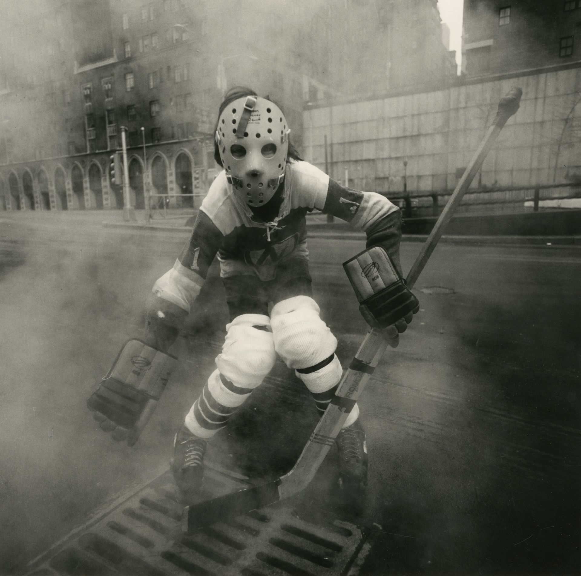 Arthur Tress (1940) 
Hockey player, New-York, 1972. 
Épreuve argentique (c. 2000), signée, datée et titrée dans la marge inférieure à l'encre. 
Image : 25,5 x 25 cm 
Feuille : 35,5 x 28 cm 

Arthur Tress (1940) 
Hockey player, New York, 1972. 
Gelatin silver print (c. 2000), signed, dated and titled in the lower margin. 
Image: 25.5 x 25 cm 
Paper: 35.5 x 28 cm