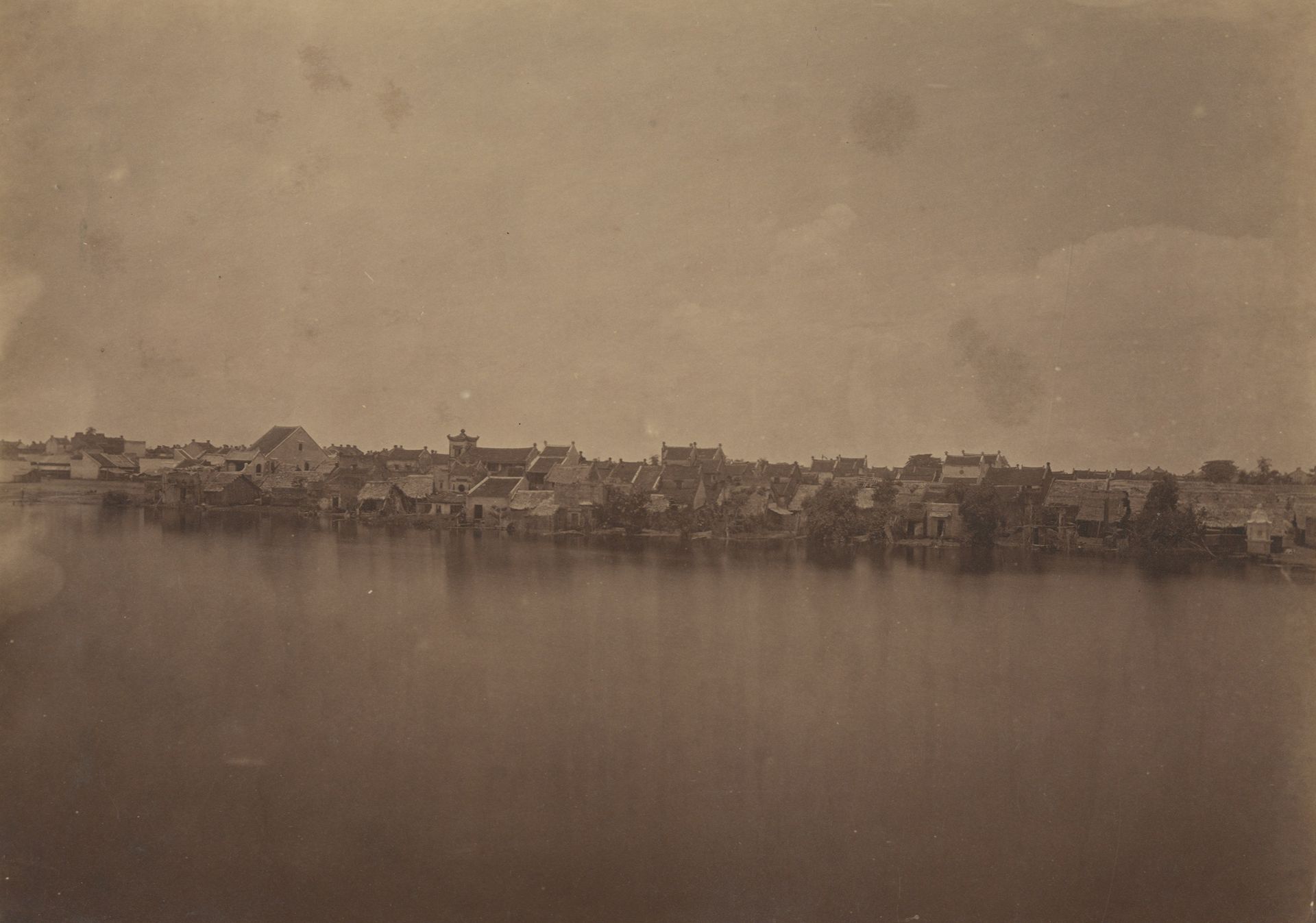 Charles-Edouard Hocquard (1853-1911)
Hanoi. Vietnam, c. 1884. 
Deux épreuves sur papier albuminé, contrecollées sur cartons. 
Format moyen : 20,4 x 28 cm 

Charles-Edouard Hocquard (1853-1911)
Hanoi. Vietnam, c. 1884. 
Two albumen prints, mounted on cardboard. 
Average size: 20.4 x 28 cm