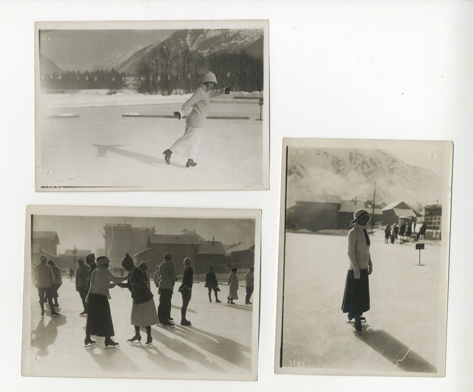 Agence Meurisse 
La mode pour les sports d'hiver, c. 1910. 
Quatre épreuves argentiques d'époque. Tampon de l'agence et annotations manuscrites aux versos. 
Format moyen : 13 x 18 cm 

Meurisse Agency 
Fashion for winter sports, c. 1910. 
Four vintage gelatin silver prints. Press stamp and handwritten annotations on verso. 
Average size: 13 x 18 cm