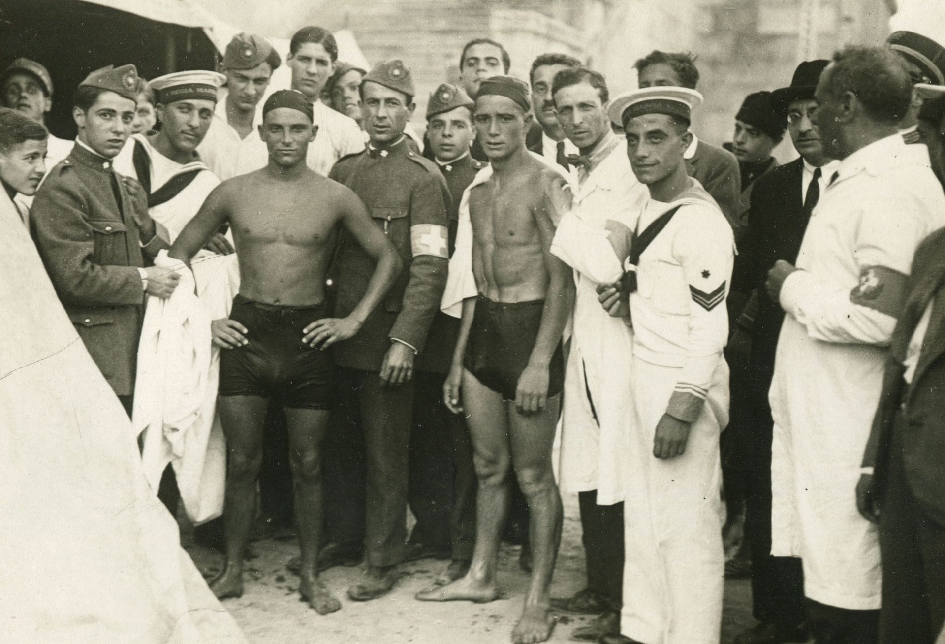 Romolo del Papa
Traversée de Rome la nuit à la nage, c. 1934.
Le vainqueur Giacomo Gamba.
Deux épreuves argentiques d'époque. Tampon du photographe et légendes tapuscrites sur étiquettes aux versos.
13 x 18 cm

Romolo del Papa
Swimming across Rome by night, c. 1934.
The winner Giacomo Gamba.
Two vintage gelatin silver prints. Photographer stamp and typed captions on verso.
13 x 18 cm