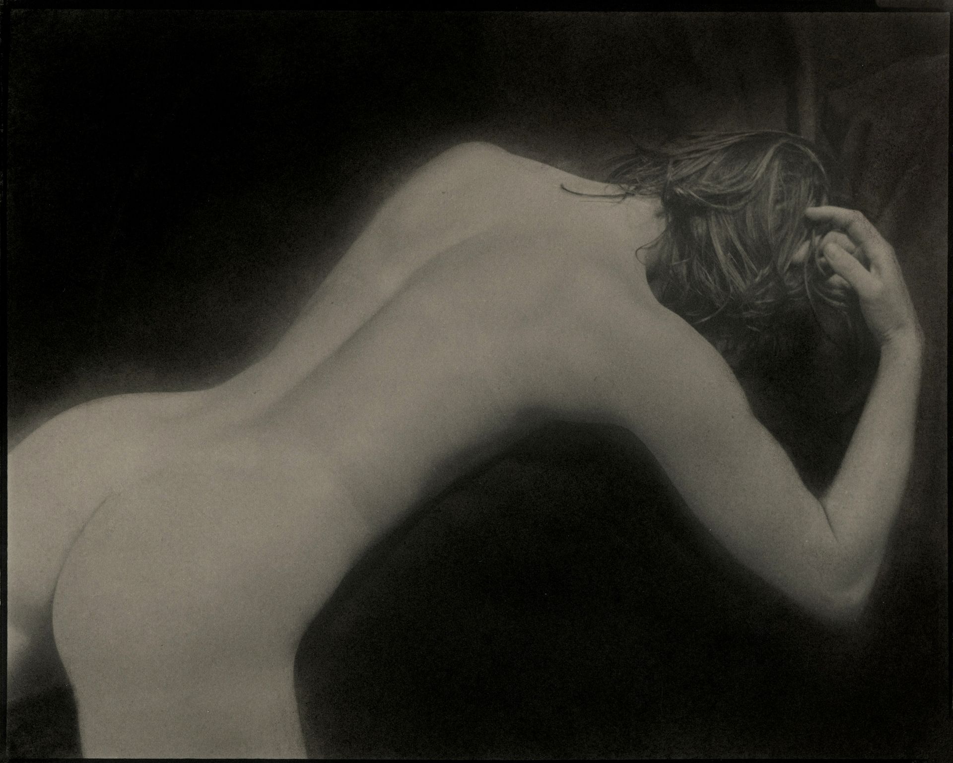 Claude Fauville (1940) 
Nu féminin, c. 1990. 
Sandrine.
Épreuve au platine, signée et numérotée à 3 exemplaires dans la marge inférieure à gauche, rehaussées au pastel gras. Titre manuscrit au verso. 
23,5 x 29 cm 

Claude Fauville (1940) 
Nude, c. 1990. 
Sandrine.
Platinum print, signed and numbered in the lower left margin, enhanced with pastel. Handwritten title on verso. Edition of 3.
23.5 x 29 cm