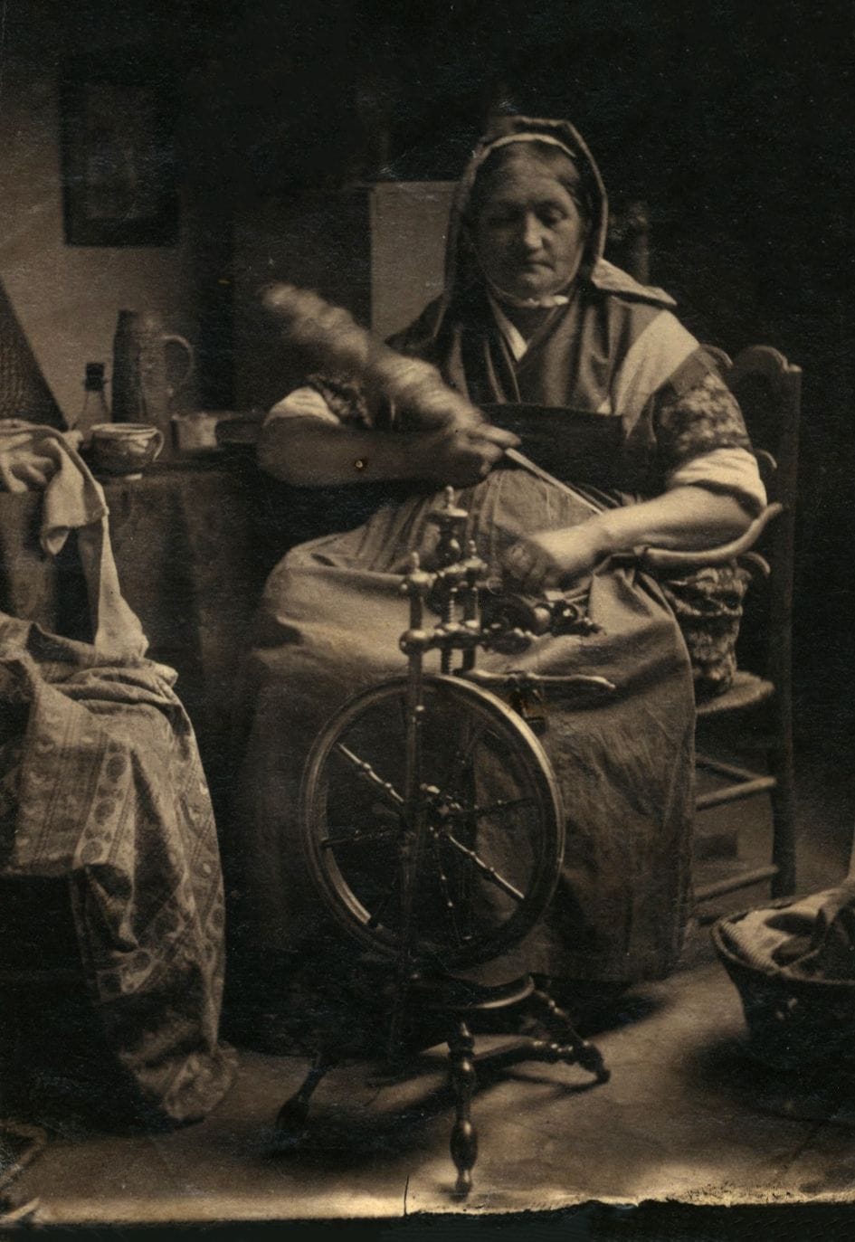 Photographe non identifié 
La Baudreuil, une vieille servante, c. 1865. 
Épreuve sur papier albuminé. Légende manuscrite à l'encre noire au verso. 
9 x 6,5 cm 

Unidentified photographer 
La Baudreuil, une vieille servante, c. 1865. 
Albumen print. Handwritten caption in black ink on verso. 
9 x 6.5 cm