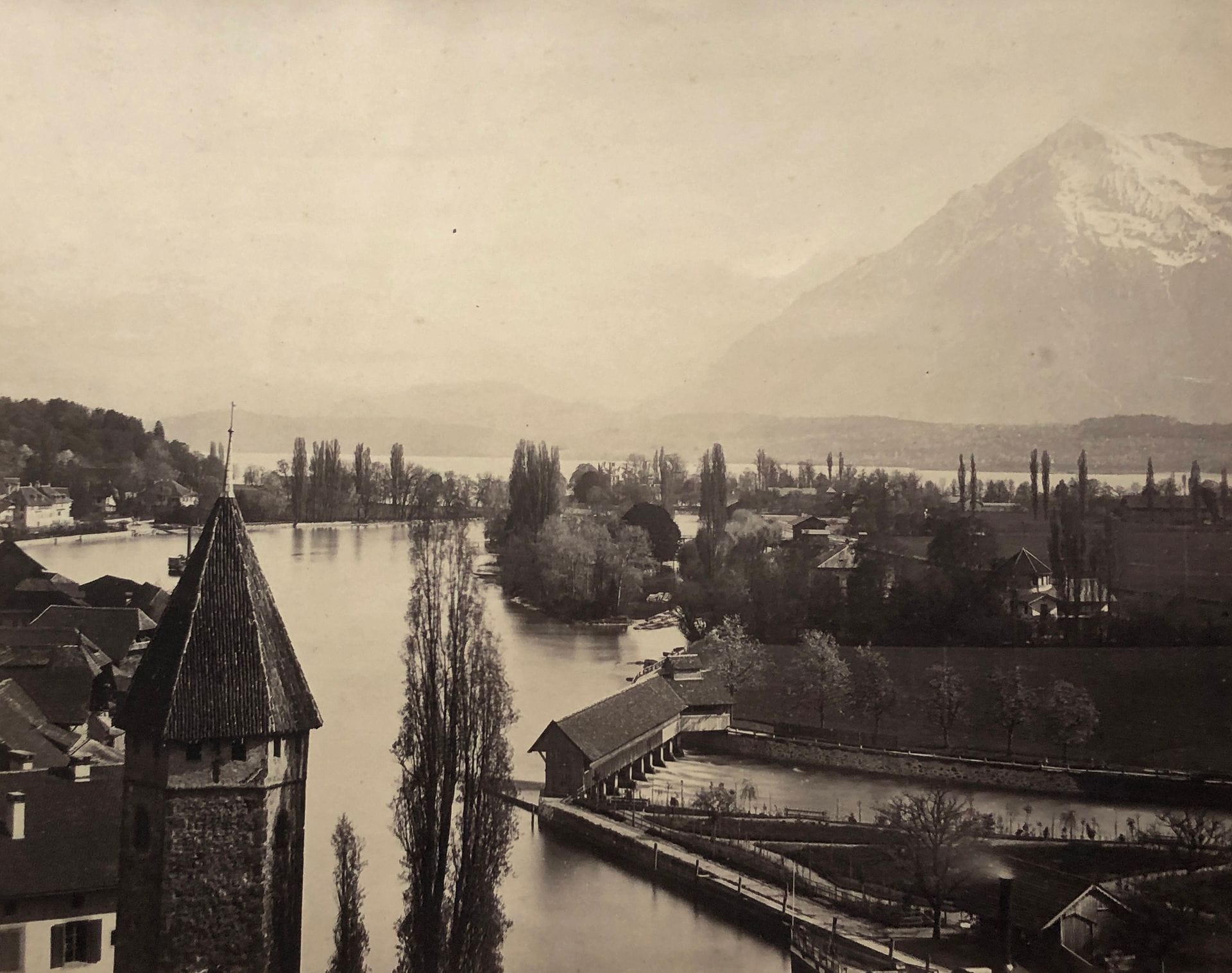 Adolphe Braun (1812-1877) 
Alpes suisses, c. 1860. 
Grande vue de Thoune. 
Épreuve sur papier albuminé, contrecollée sur carton. Crédit du photographe et légende sur le montage. 
37,8 x 47,6 cm 

Adolphe Braun (1812-1877) 
Swiss Alps, c. 1860. 
Large view of Thun. 
Albumen print, mounted on cardboard. Photographer's credit and caption on mount. 
37,8 x 47,6 cm