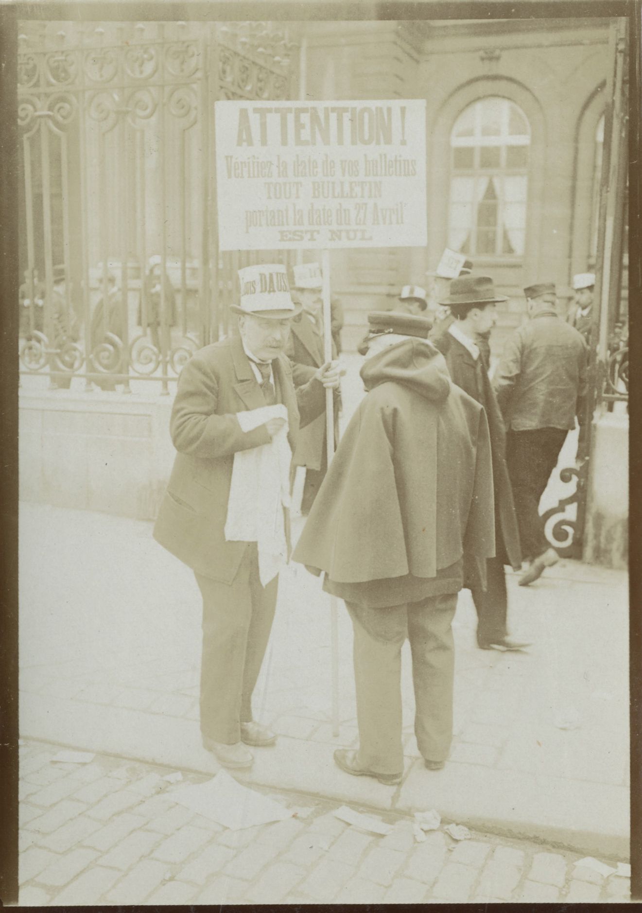 Paul Géniaux (1873-1929)
Élection et affiches de rue, c. 1902-1906. 
15 épreuves sur papier citrate. Tampon du photographe aux versos. 
Format moyen : 9 x 12 cm 

Paul Géniaux (1873-1929)
Election and street posters, c. 1902-1906. 
15 aristotypes. Photographer's stamp on verso. 
Average size: 9 x 12 cm